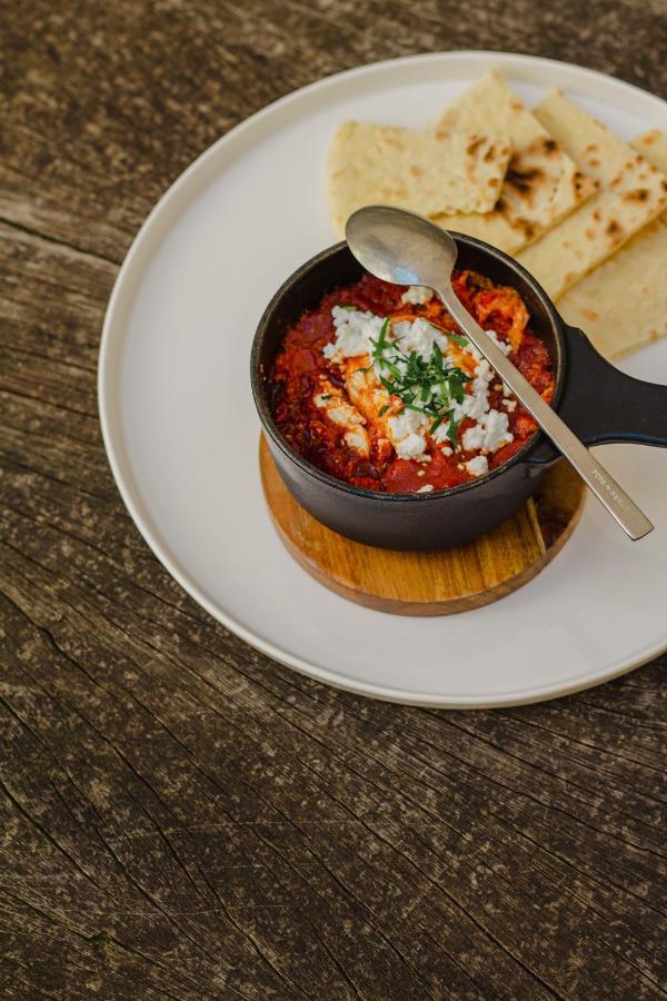 Kai 36 - Hotel Zwischen Fels Und Fluss Graz Exterior foto Baked eggs with tomato and feta cheese