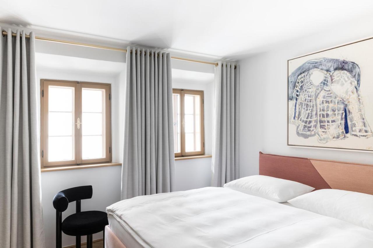 Kai 36 - Hotel Zwischen Fels Und Fluss Graz Exterior foto A bedroom with curtains