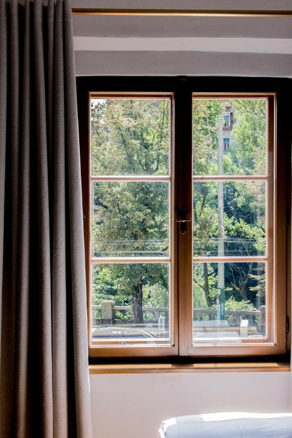 Kai 36 - Hotel Zwischen Fels Und Fluss Graz Exterior foto A window with curtains