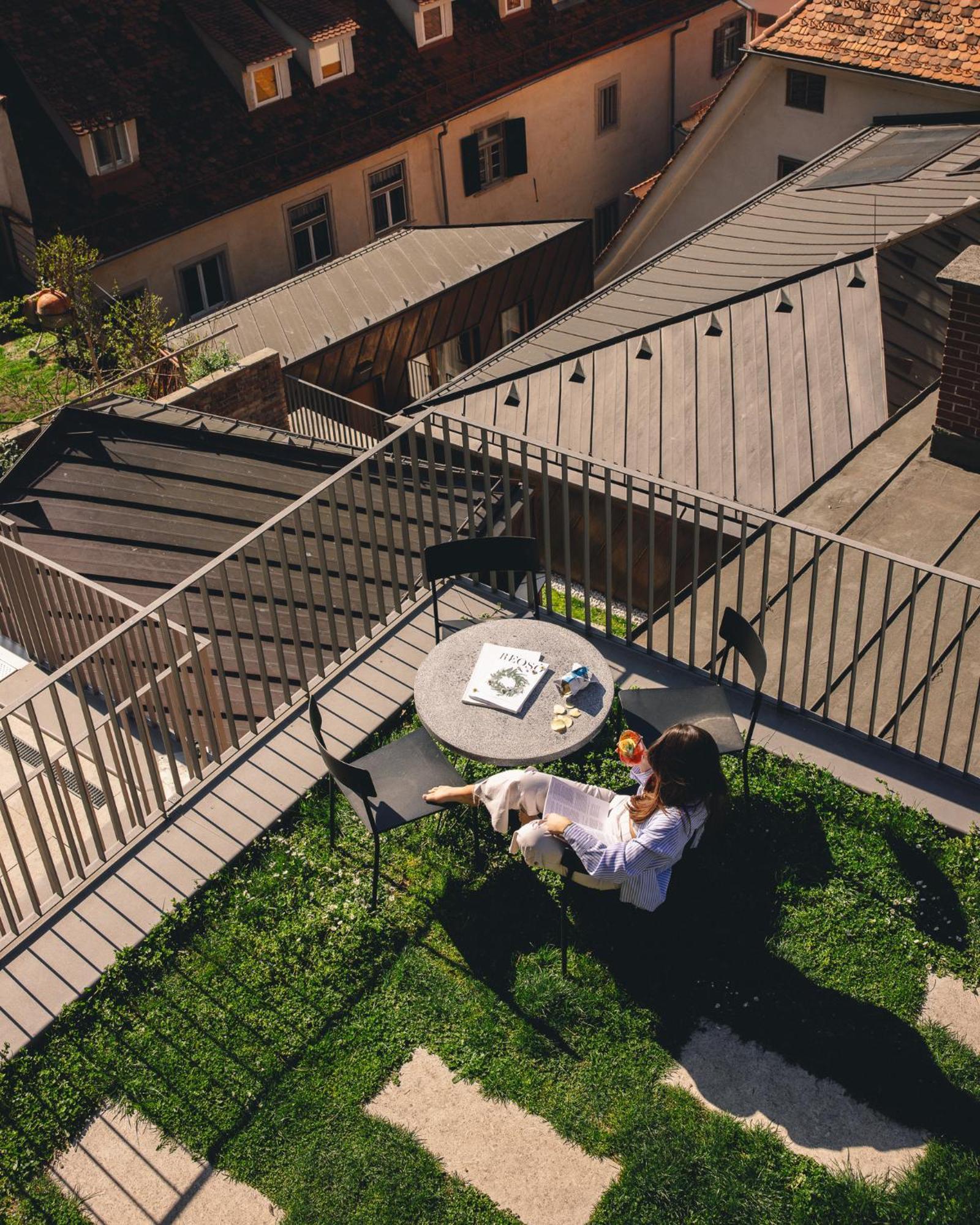 Kai 36 - Hotel Zwischen Fels Und Fluss Graz Exterior foto A woman sitting on a balcony