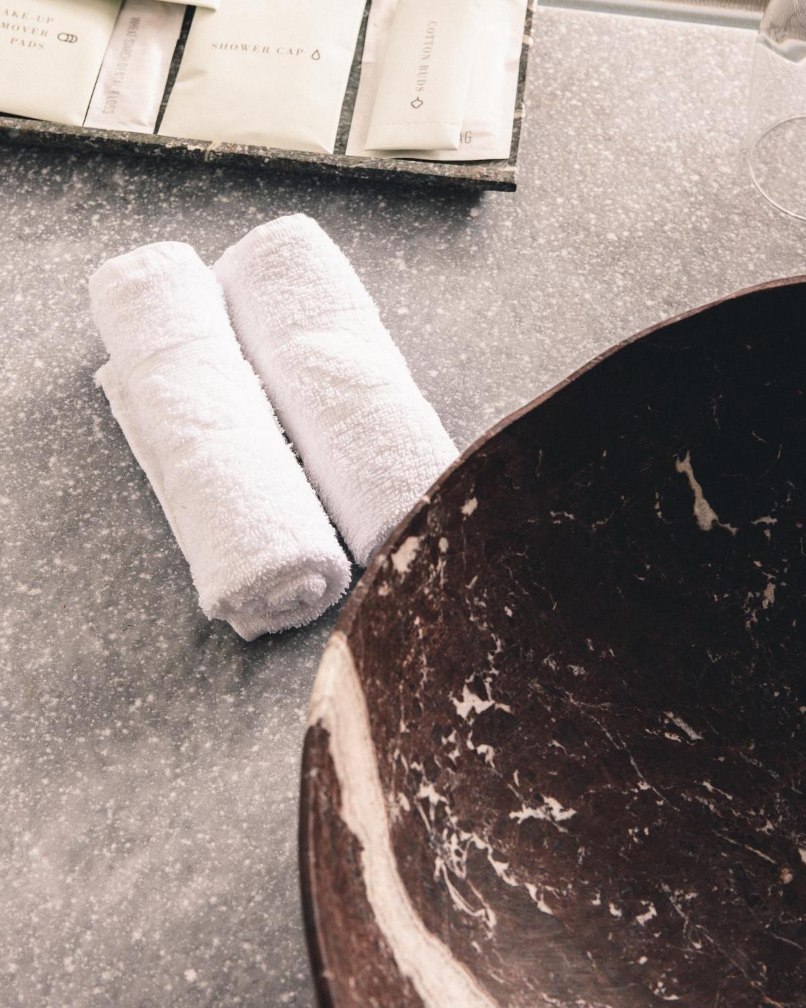 Kai 36 - Hotel Zwischen Fels Und Fluss Graz Exterior foto A pair of rolled towels